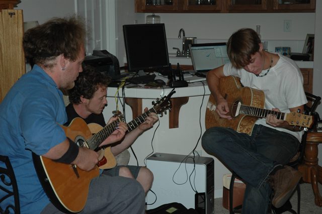 Tres Hermanos Tocan Las Guitarras